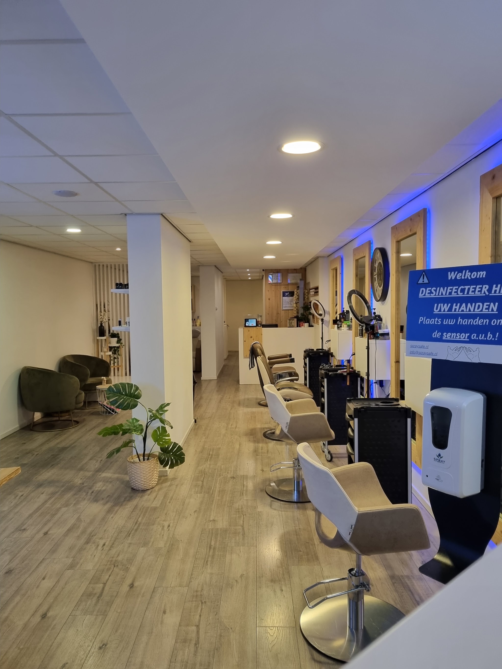 De rij stoelen en spiegels met blauwe verlichting in de salon